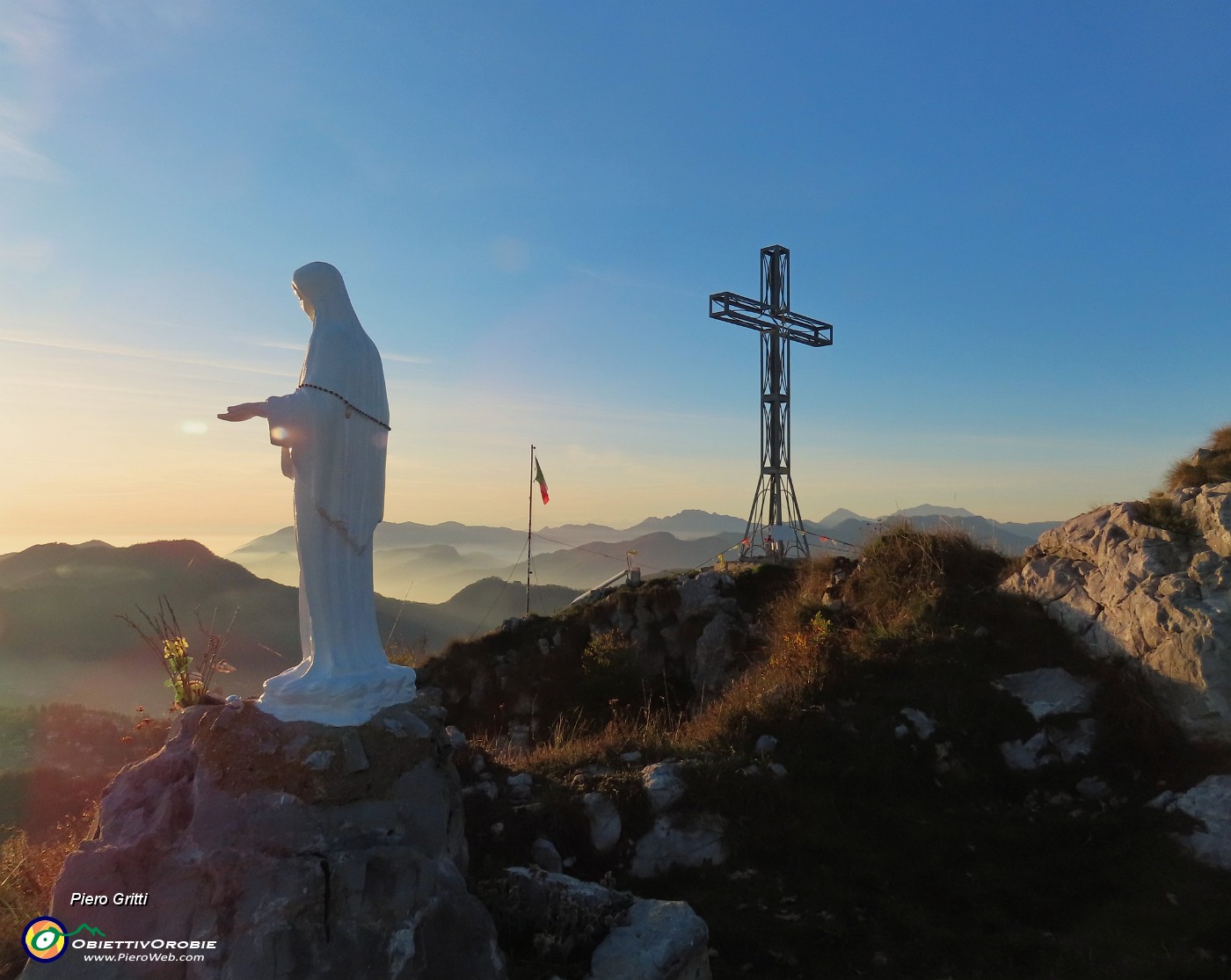 68 La bianca Madonnina e la bella croce.JPG